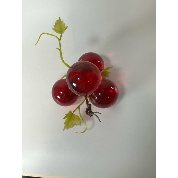 SMALL bunch of red vintage lucite grapes - Picture 6 of 7
